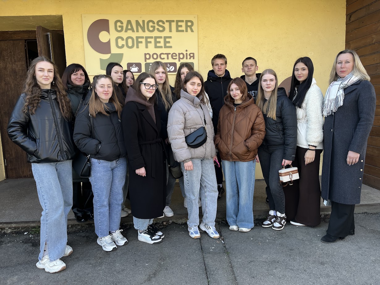 Детальніше про статтю Аромати бізнесу: освітня екскурсія до ростерії Gangster Coffee в Полтаві