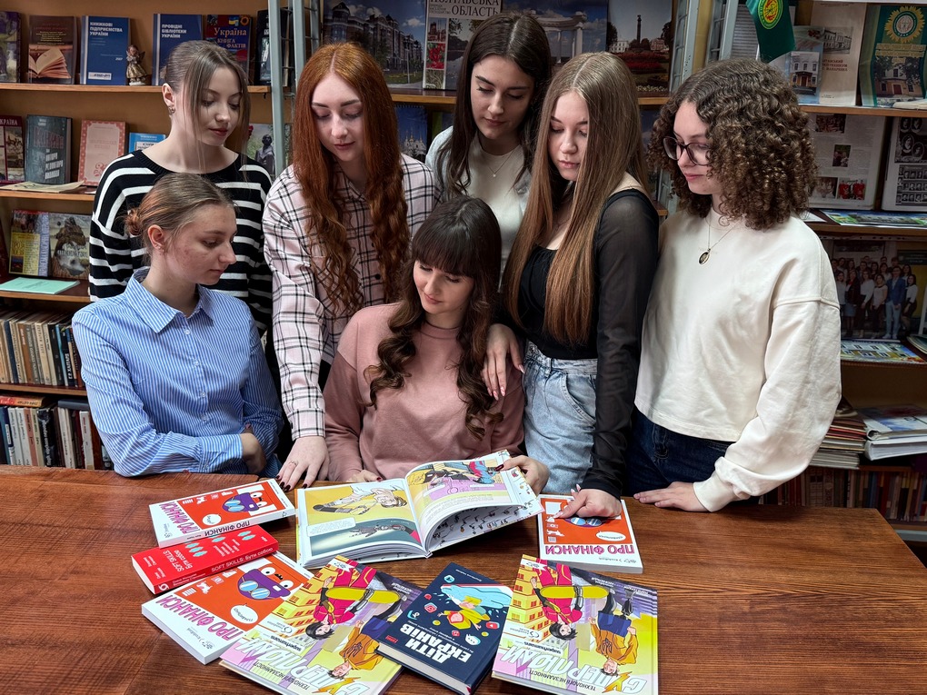 Детальніше про статтю Бібліотека майбутнього: подарунки від переможців – у руки допитливих читачів