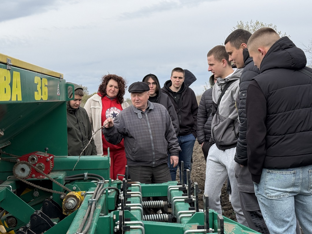 Ви зараз переглядаєте Там, де народжується врожай: аграрна подорож студентів до Опішні