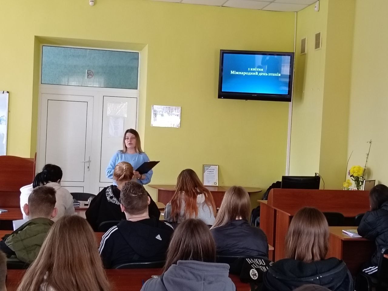 Ви зараз переглядаєте Крилаті помічники поруч із нами: як першокурсники відкривали для себе світ птахів