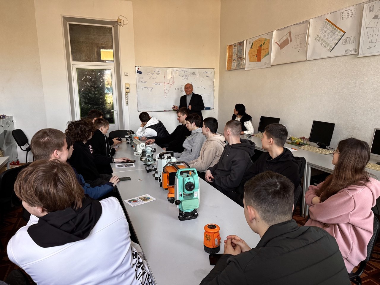 Детальніше про статтю Майстер-клас «Робота із сучасними геодезичними приладами»