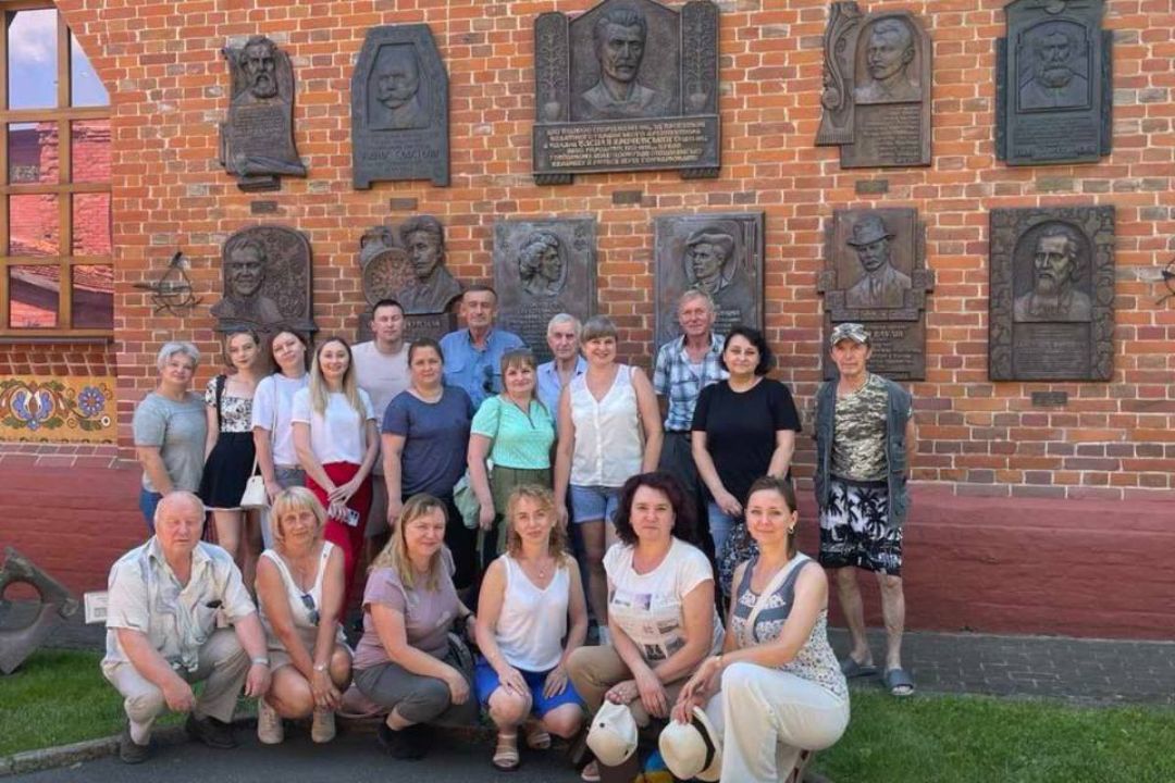 Ви зараз переглядаєте Подорож, що надихає: працівники коледжу відкрили для себе туристичні перлини Опішнянської громади