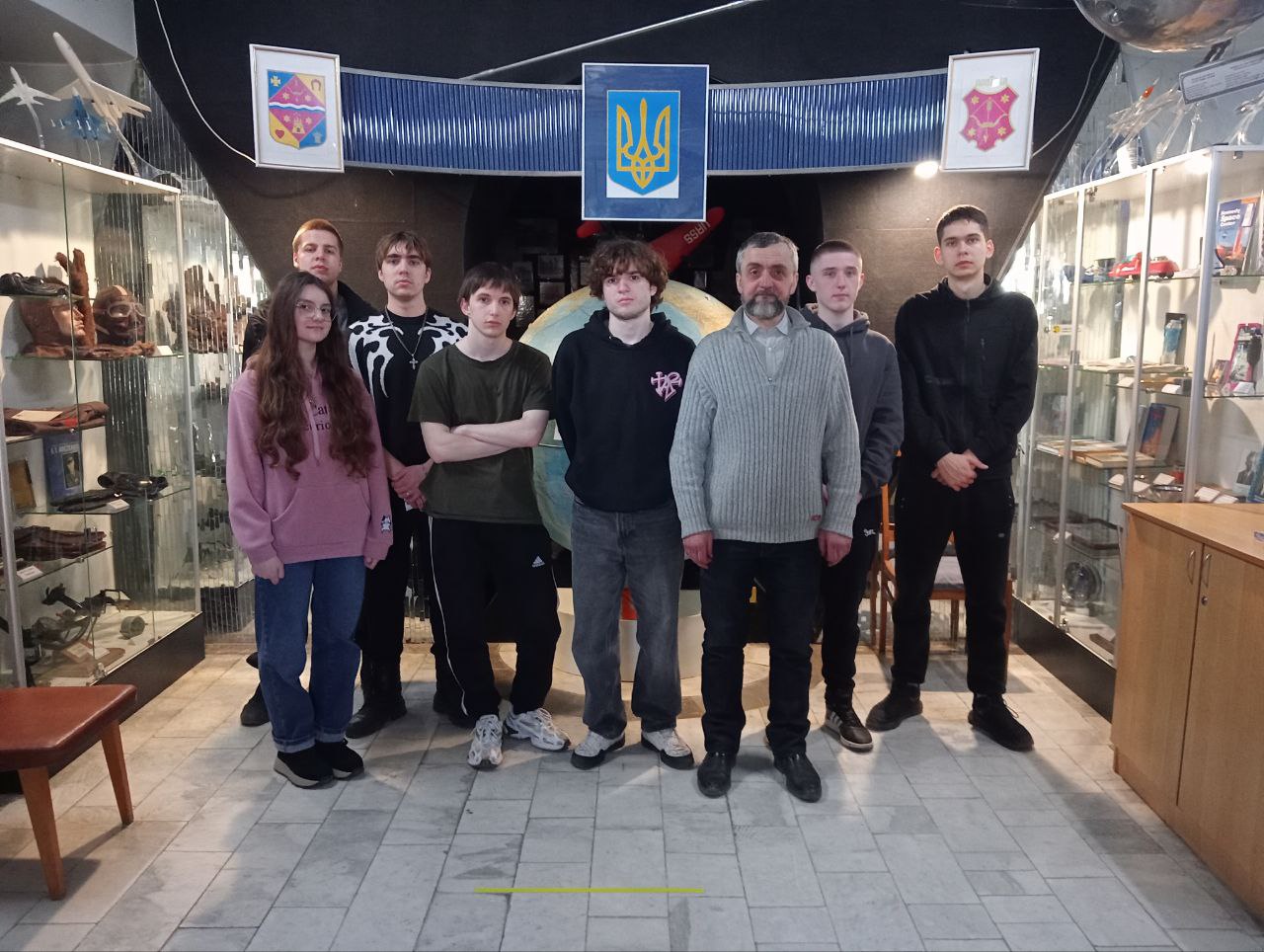 Детальніше про статтю Від аеродрому до орбіти: студенти коледжу відкривали історію авіації і космосу